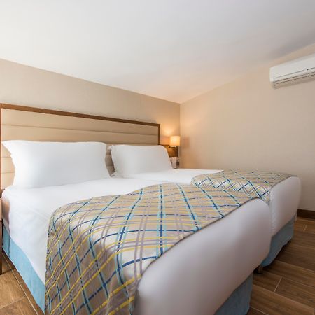 Ramada Plaza Antalya Hotel Luaran gambar A room at the hotel