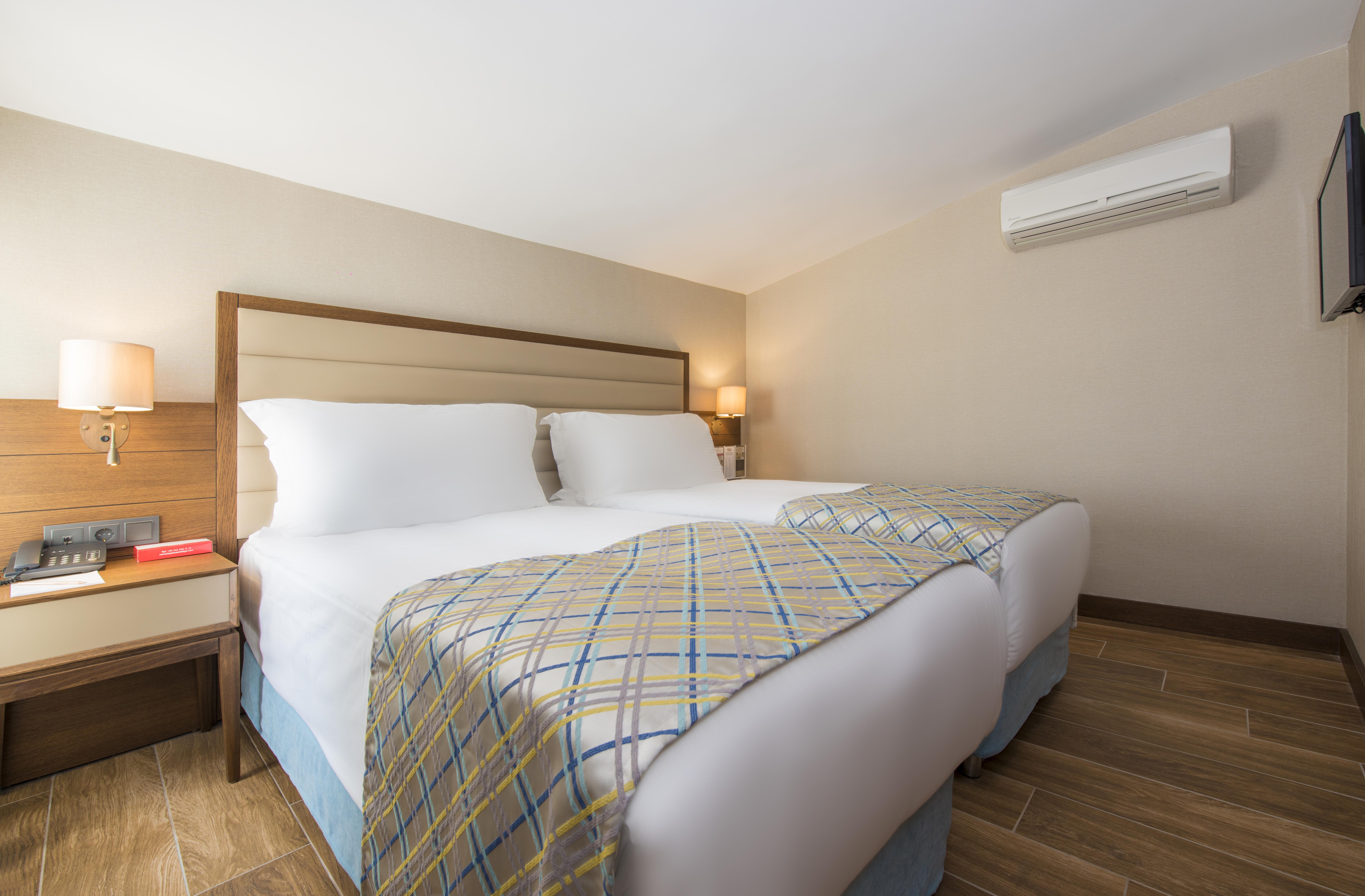 Ramada Plaza Antalya Hotel Luaran gambar A room at the hotel