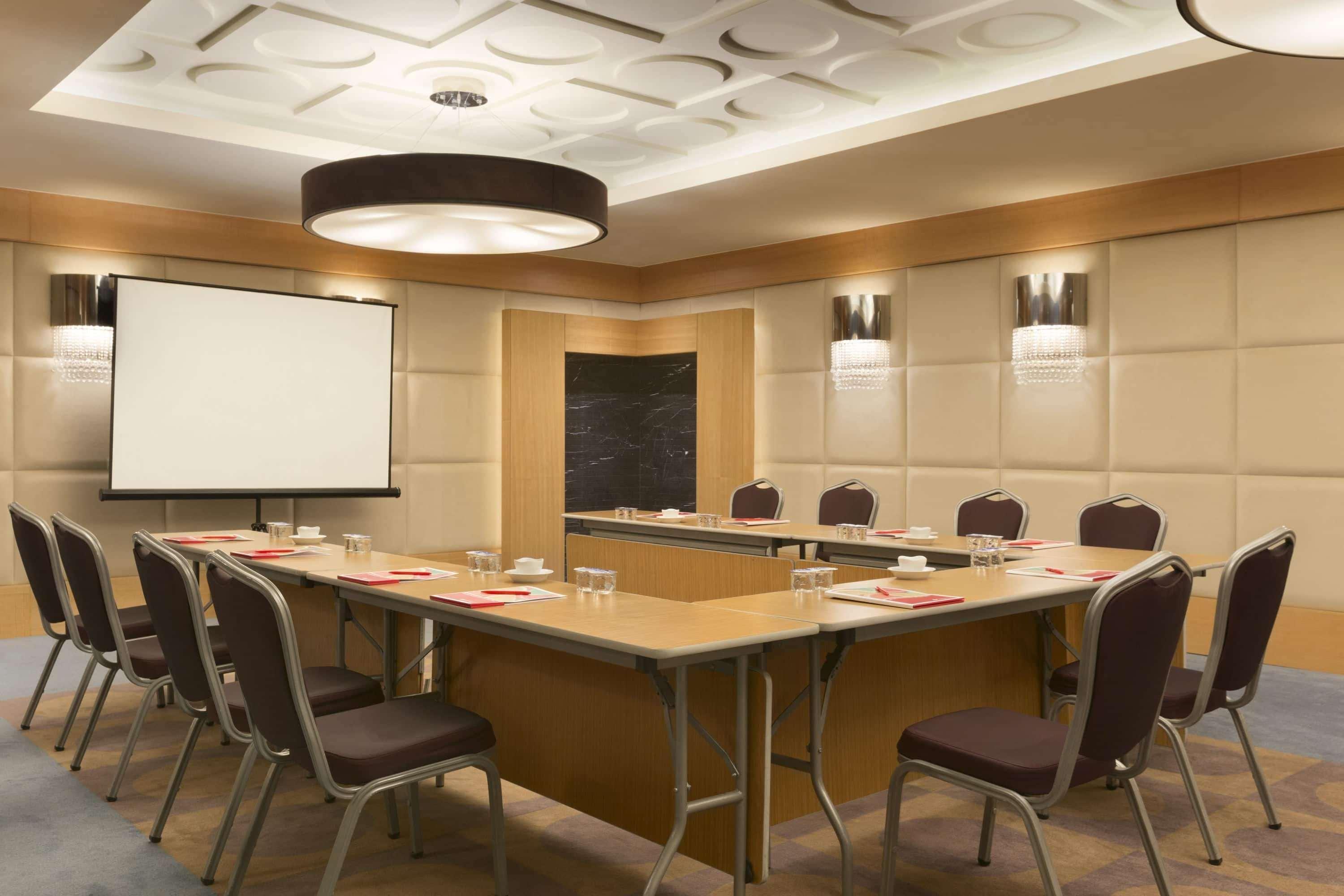 Ramada Plaza Antalya Hotel Luaran gambar A meeting room