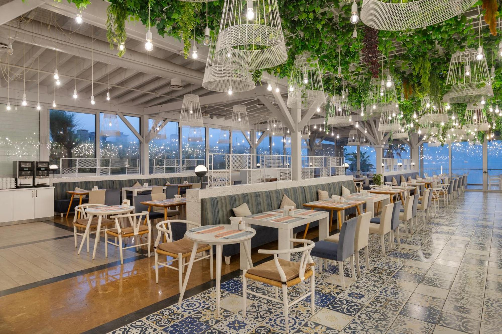 Ramada Plaza Antalya Hotel Luaran gambar The interior of the new terminal