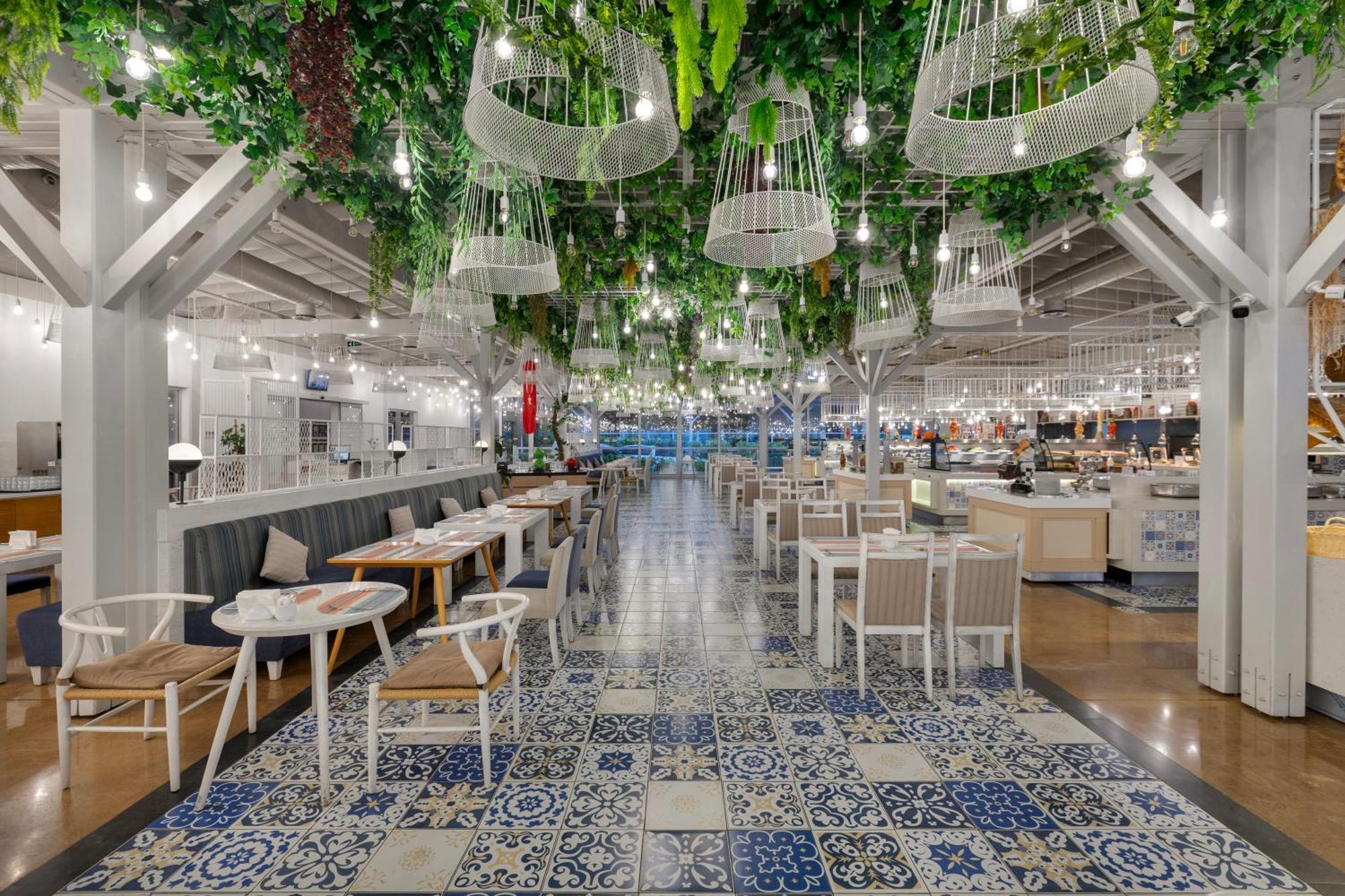 Ramada Plaza Antalya Hotel Luaran gambar The interior of the new terminal