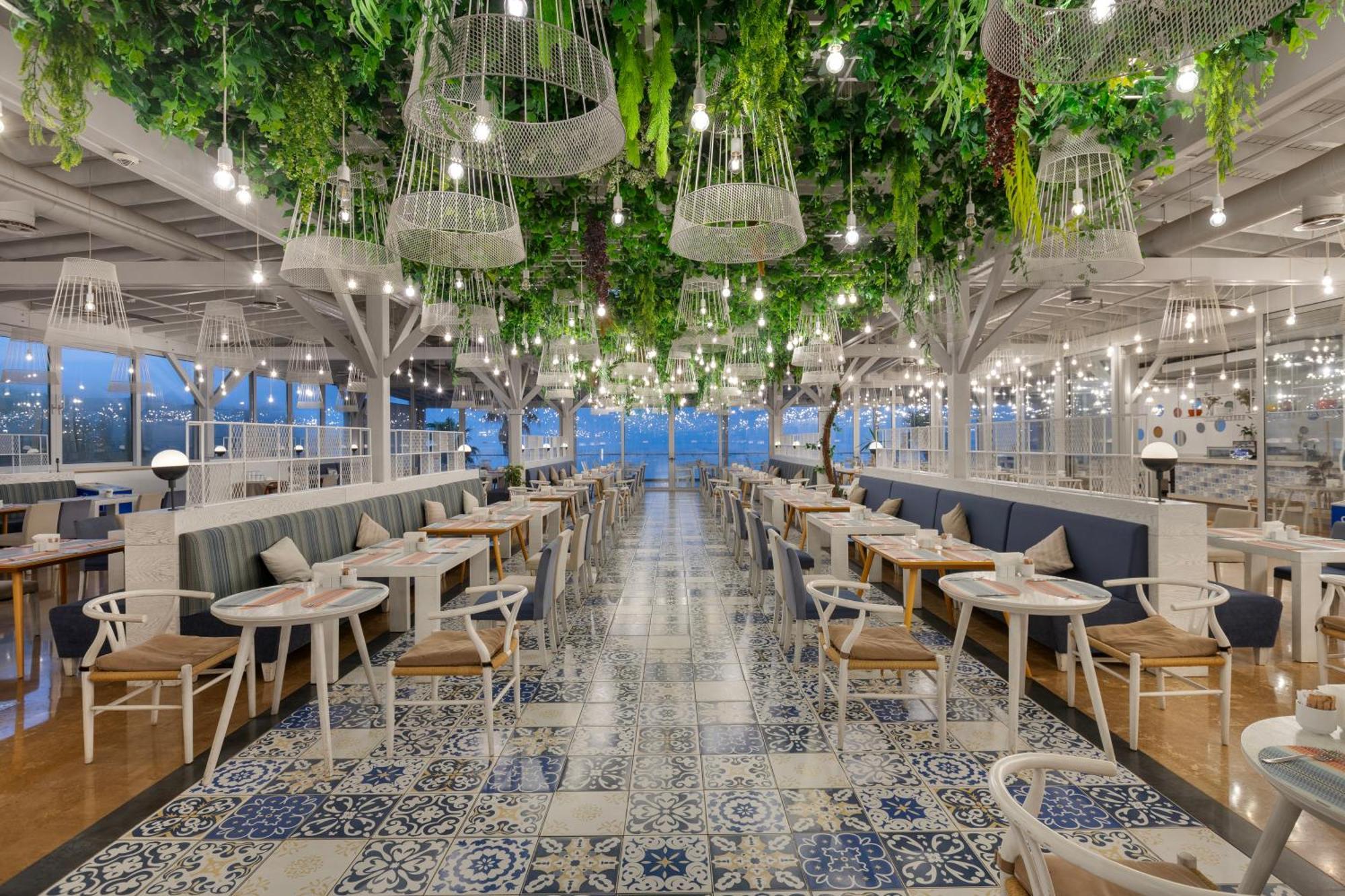 Ramada Plaza Antalya Hotel Luaran gambar The interior of the restaurant