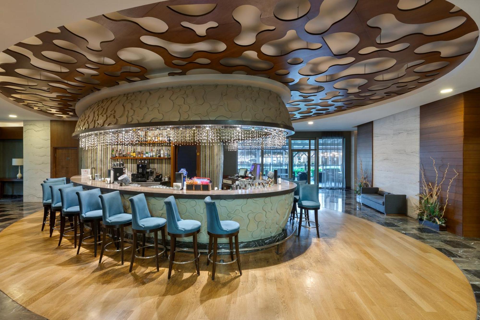 Ramada Plaza Antalya Hotel Luaran gambar The bar at the lounge