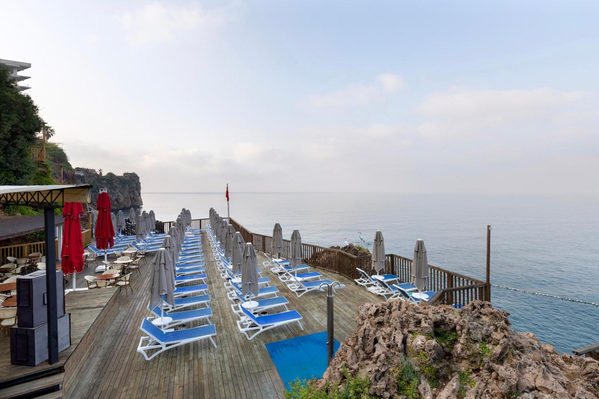 Ramada Plaza Antalya Hotel Luaran gambar Beach in Atami