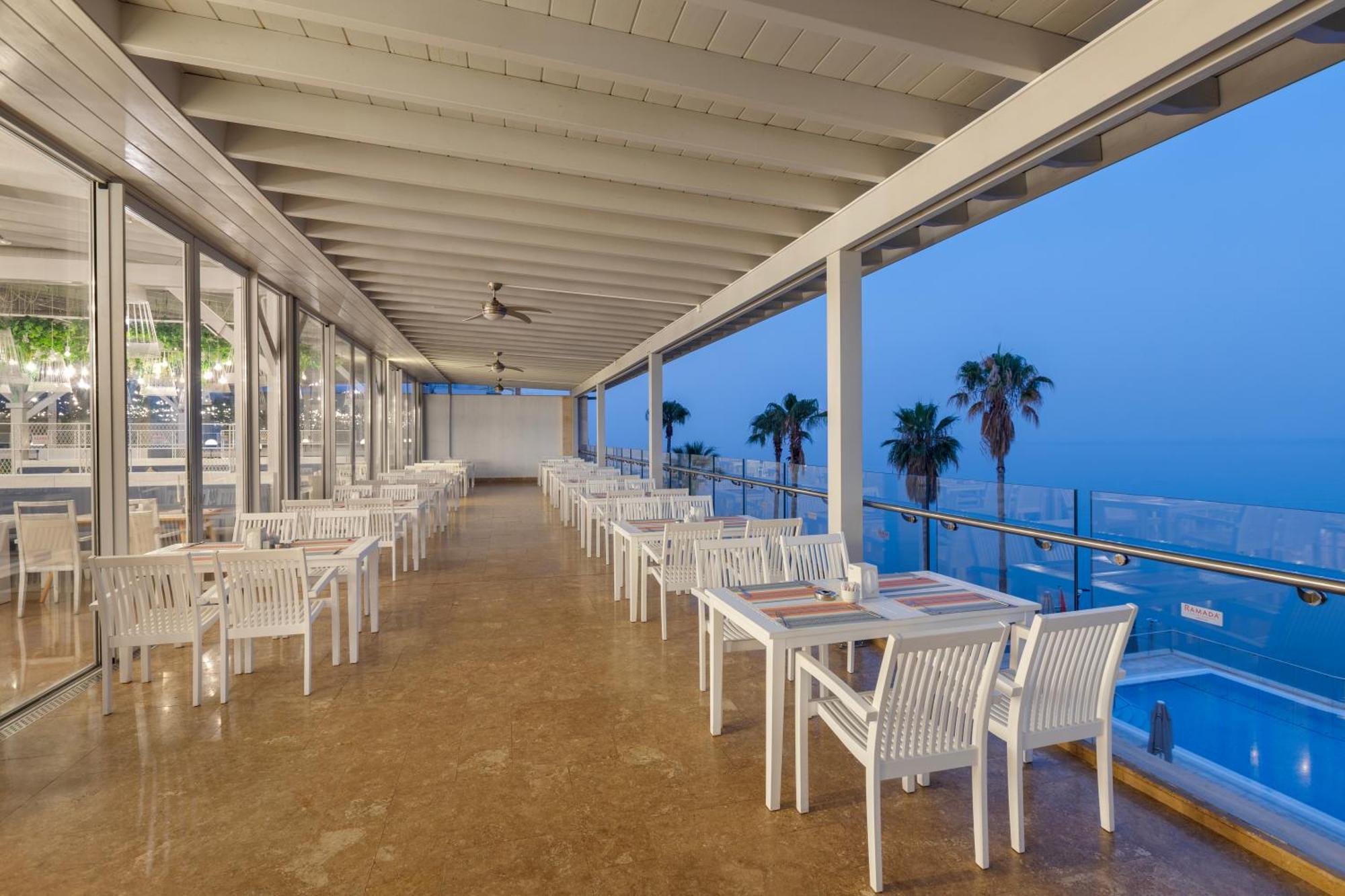 Ramada Plaza Antalya Hotel Luaran gambar The restaurant