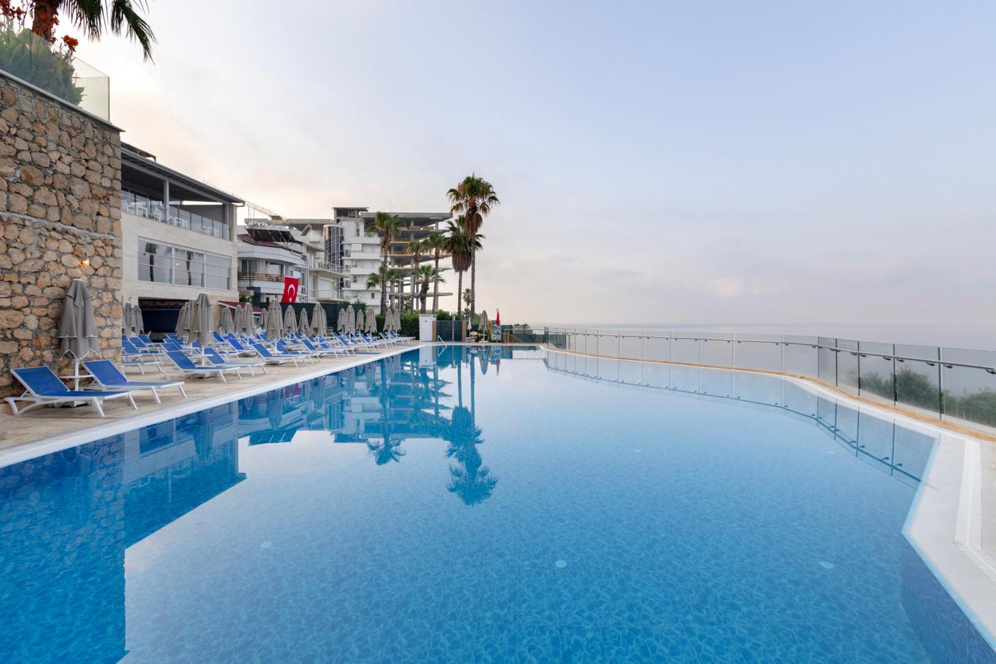 Ramada Plaza Antalya Hotel Luaran gambar Infinity pool at a hotel in Crete, Greece