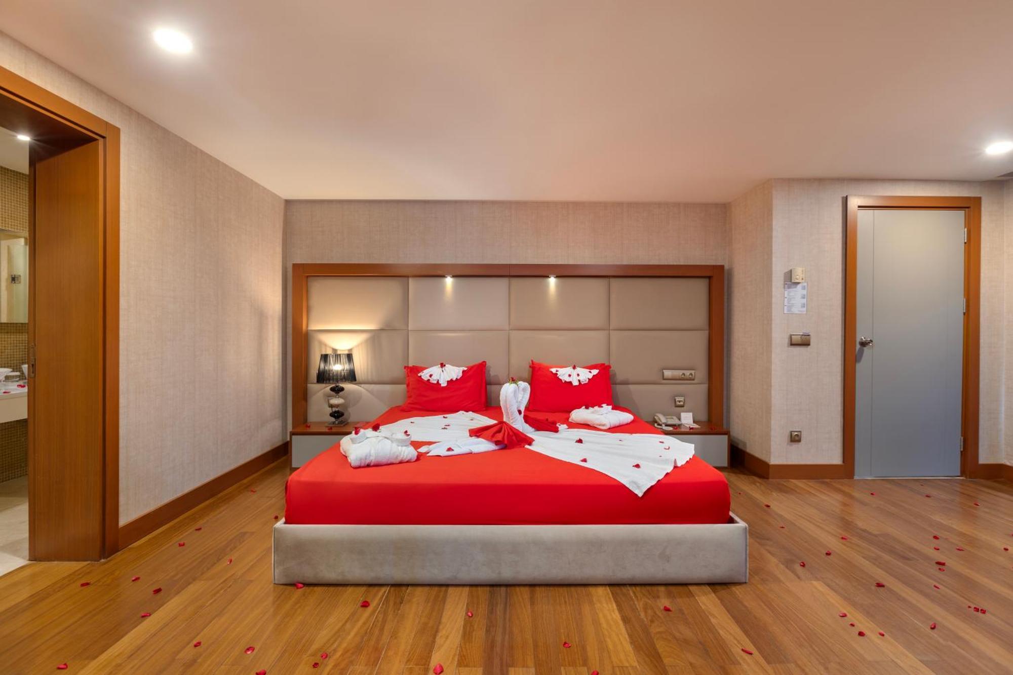 Ramada Plaza Antalya Hotel Luaran gambar A bedroom