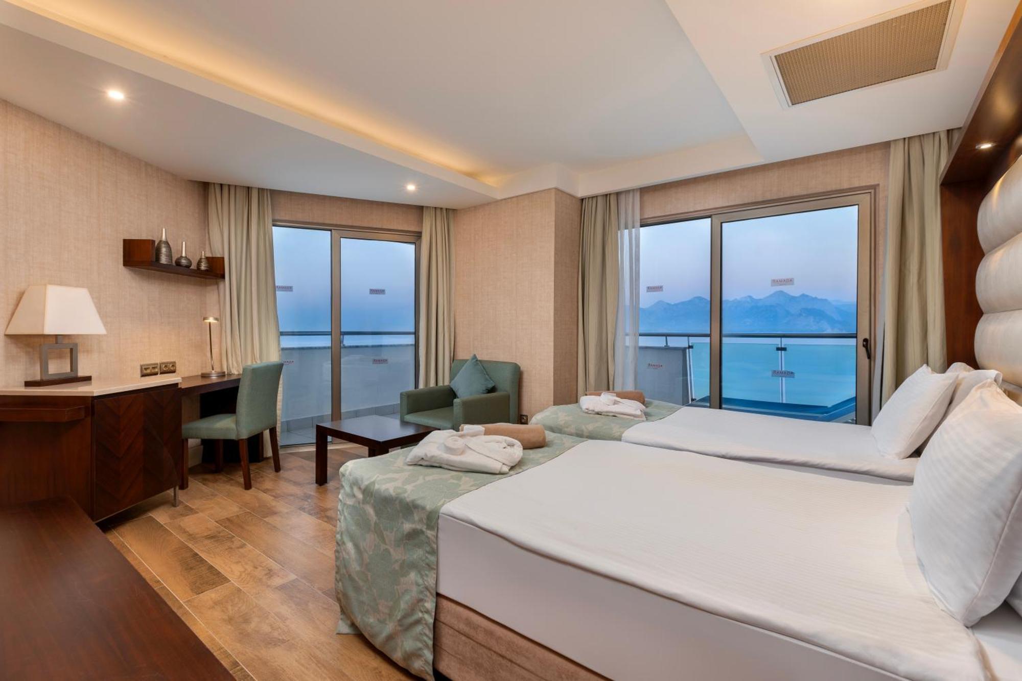 Ramada Plaza Antalya Hotel Luaran gambar A room at the hotel