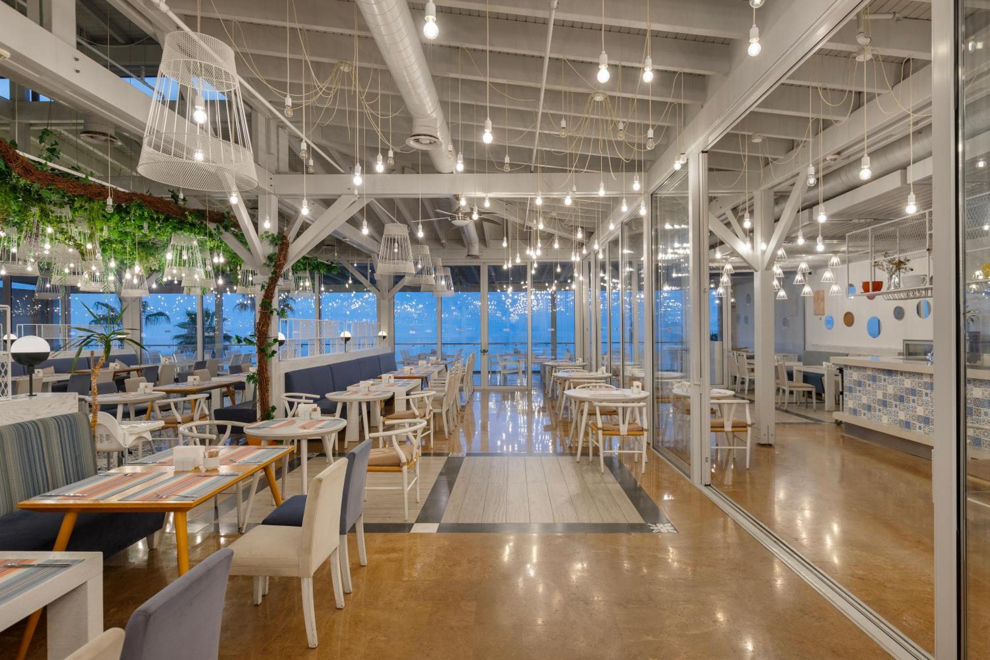 Ramada Plaza Antalya Hotel Luaran gambar The interior of the restaurant