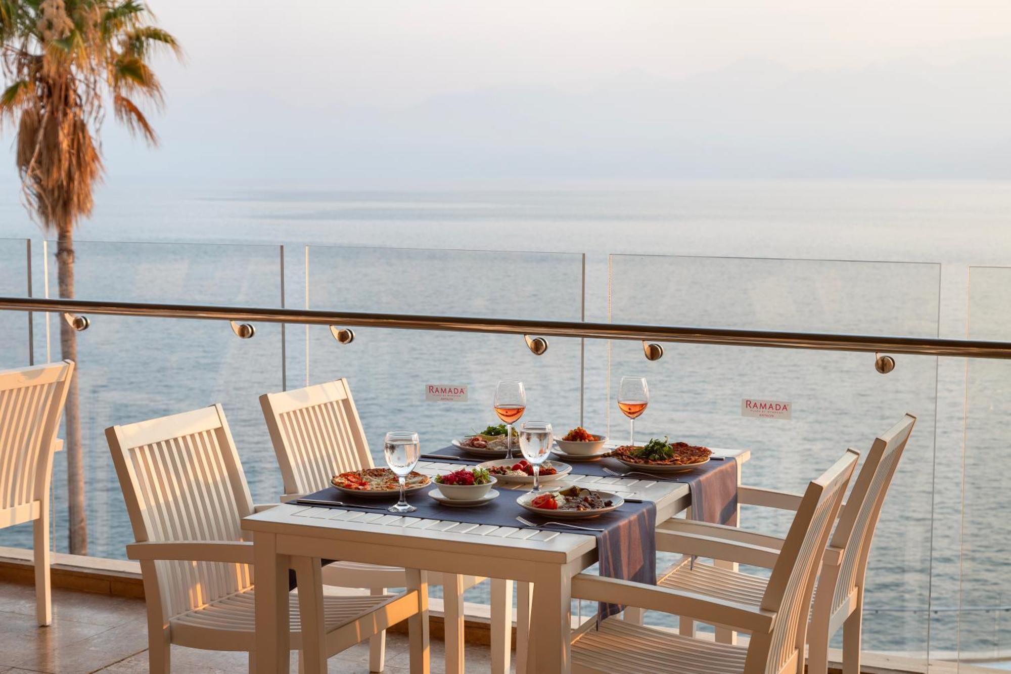 Ramada Plaza Antalya Hotel Luaran gambar A glass balustrade
