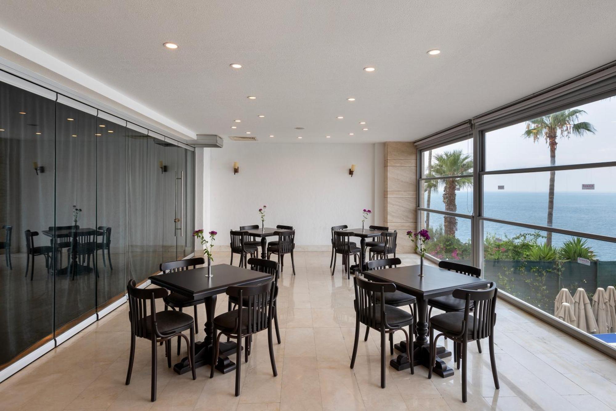 Ramada Plaza Antalya Hotel Luaran gambar The dining room