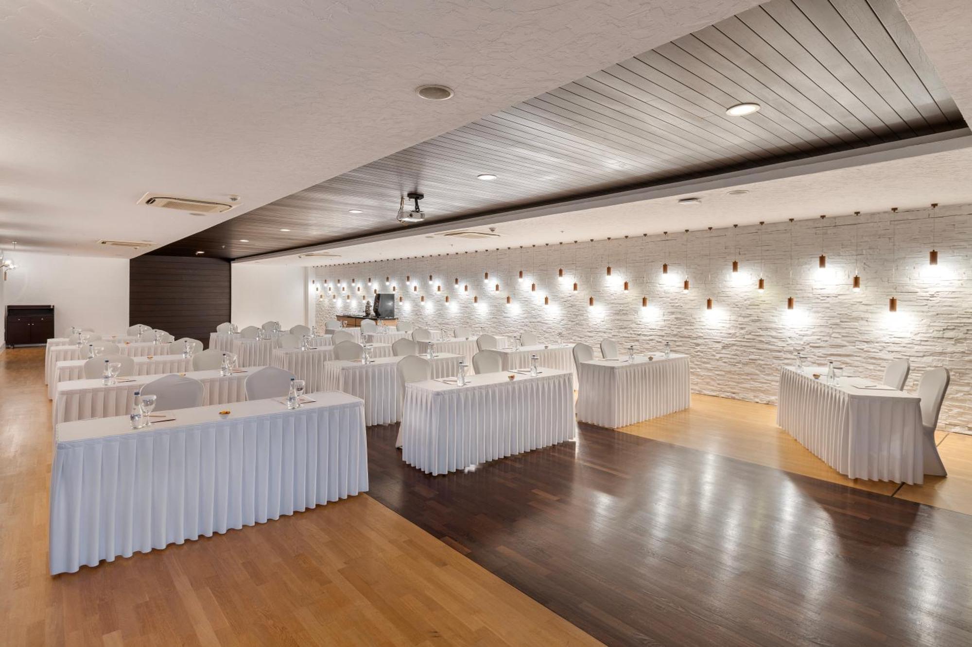 Ramada Plaza Antalya Hotel Luaran gambar The interior of the conference centre