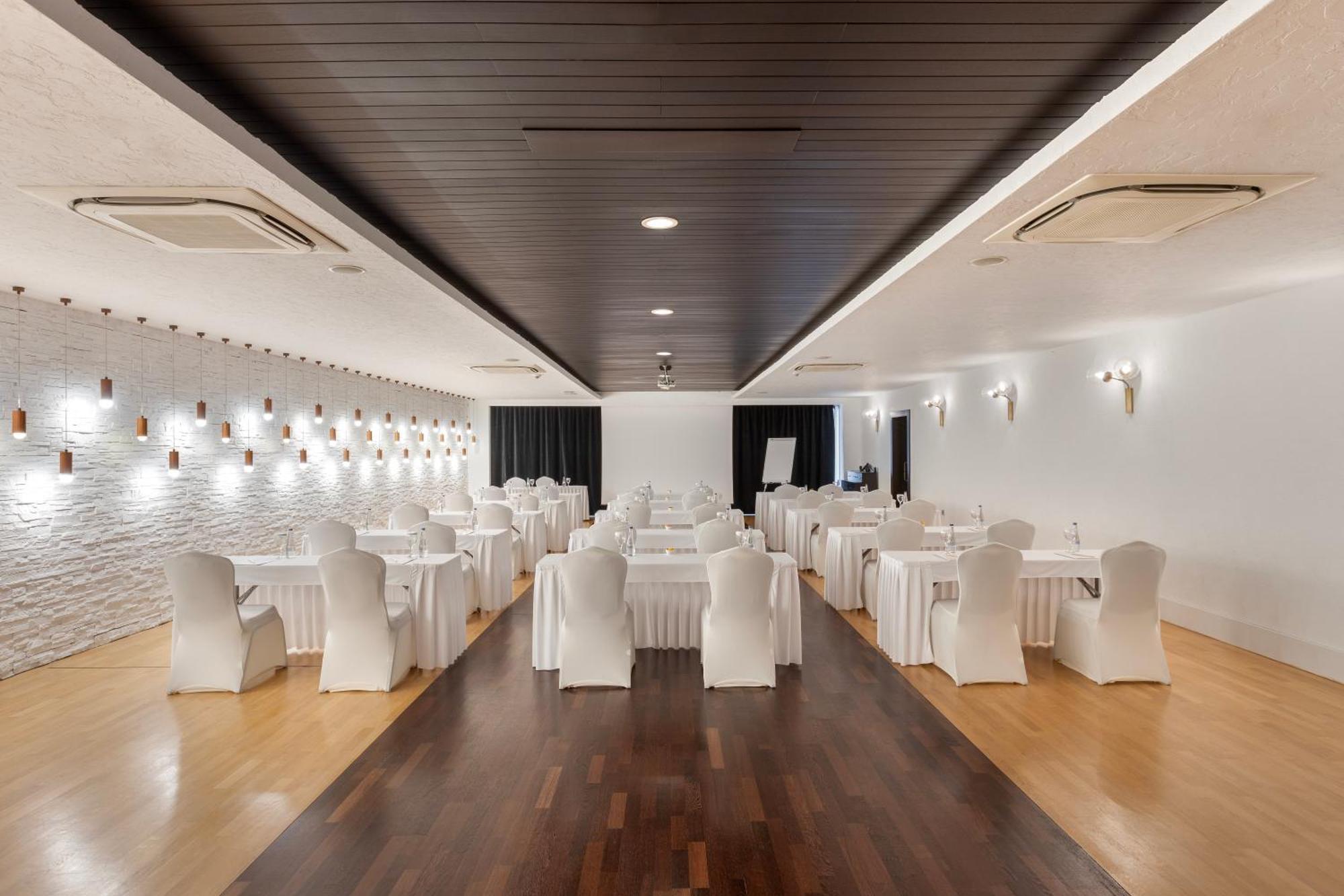 Ramada Plaza Antalya Hotel Luaran gambar The interior of the hotel