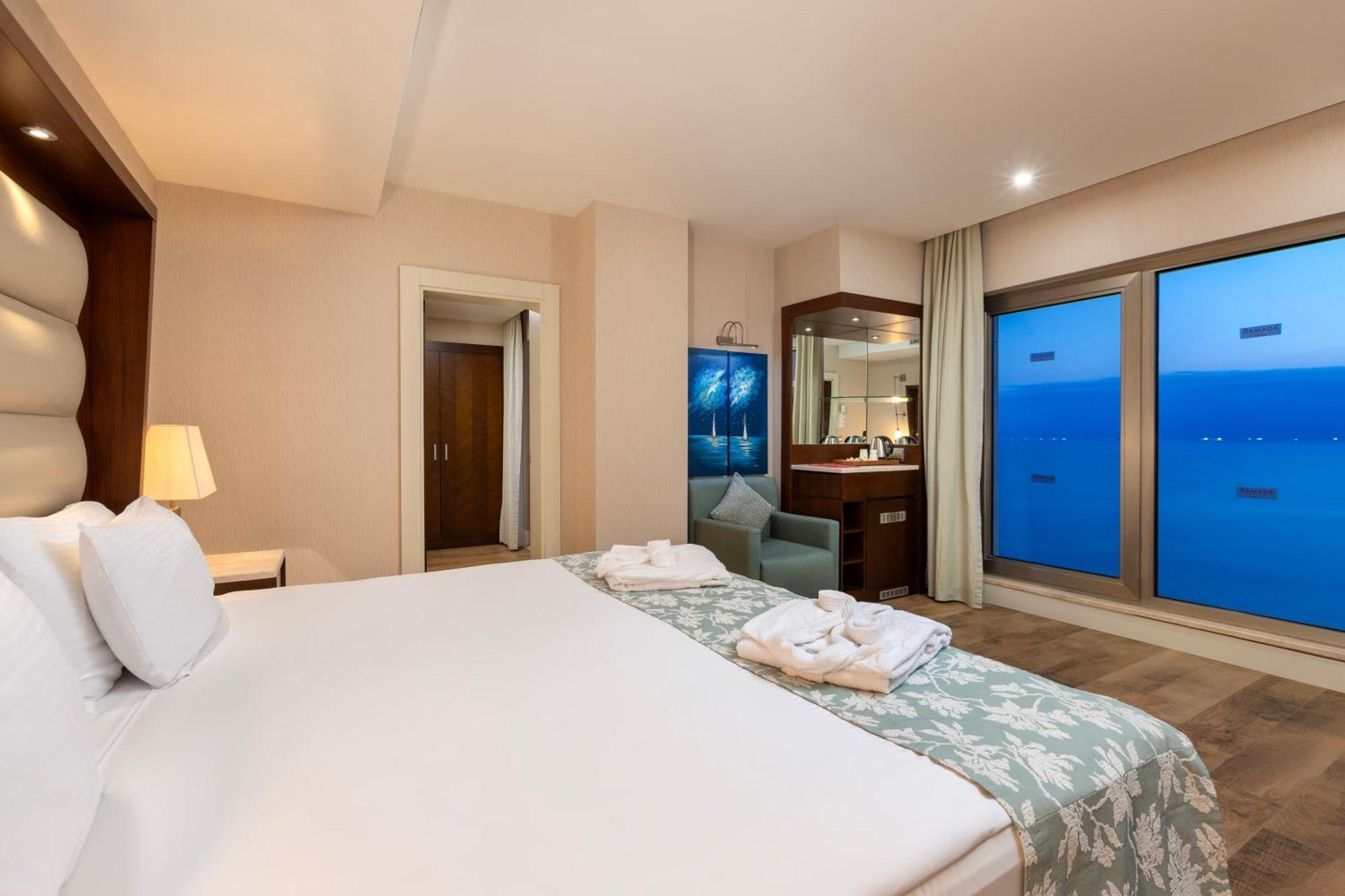 Ramada Plaza Antalya Hotel Luaran gambar A bedroom at the hotel