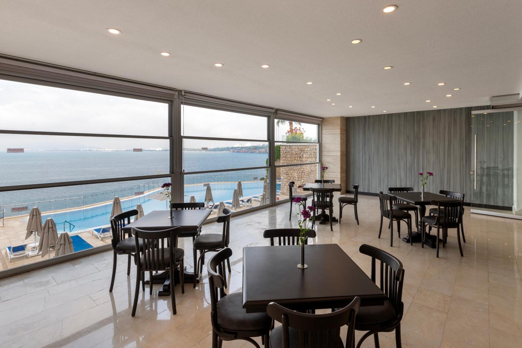 Ramada Plaza Antalya Hotel Luaran gambar The restaurant