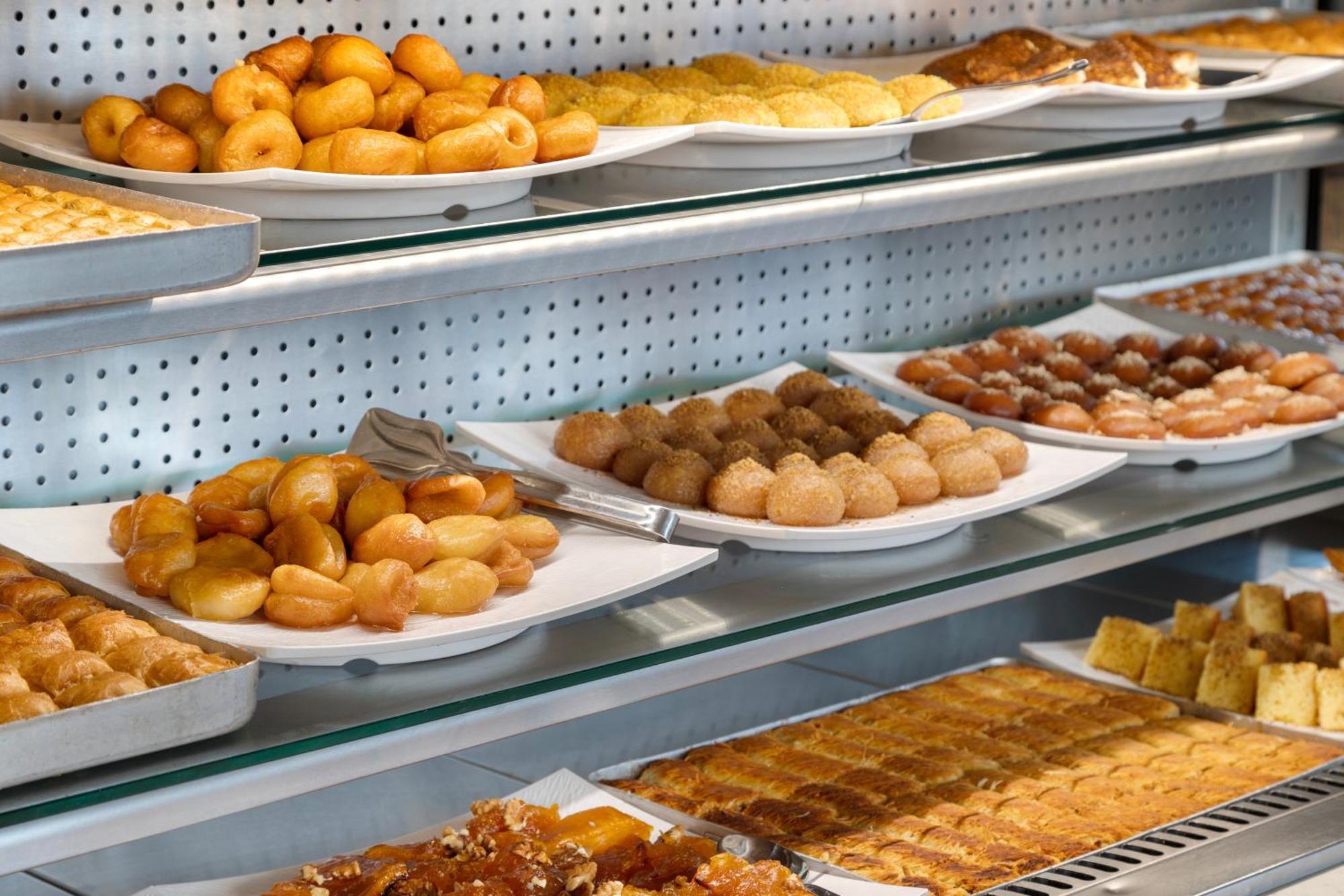 Ramada Plaza Antalya Hotel Luaran gambar A display case of pastries