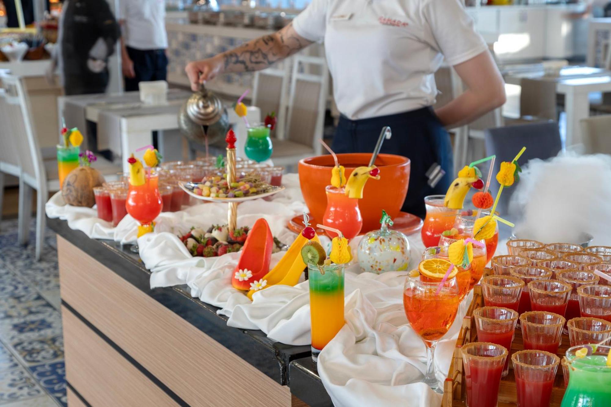 Ramada Plaza Antalya Hotel Luaran gambar A selection of non-alcoholic drinks