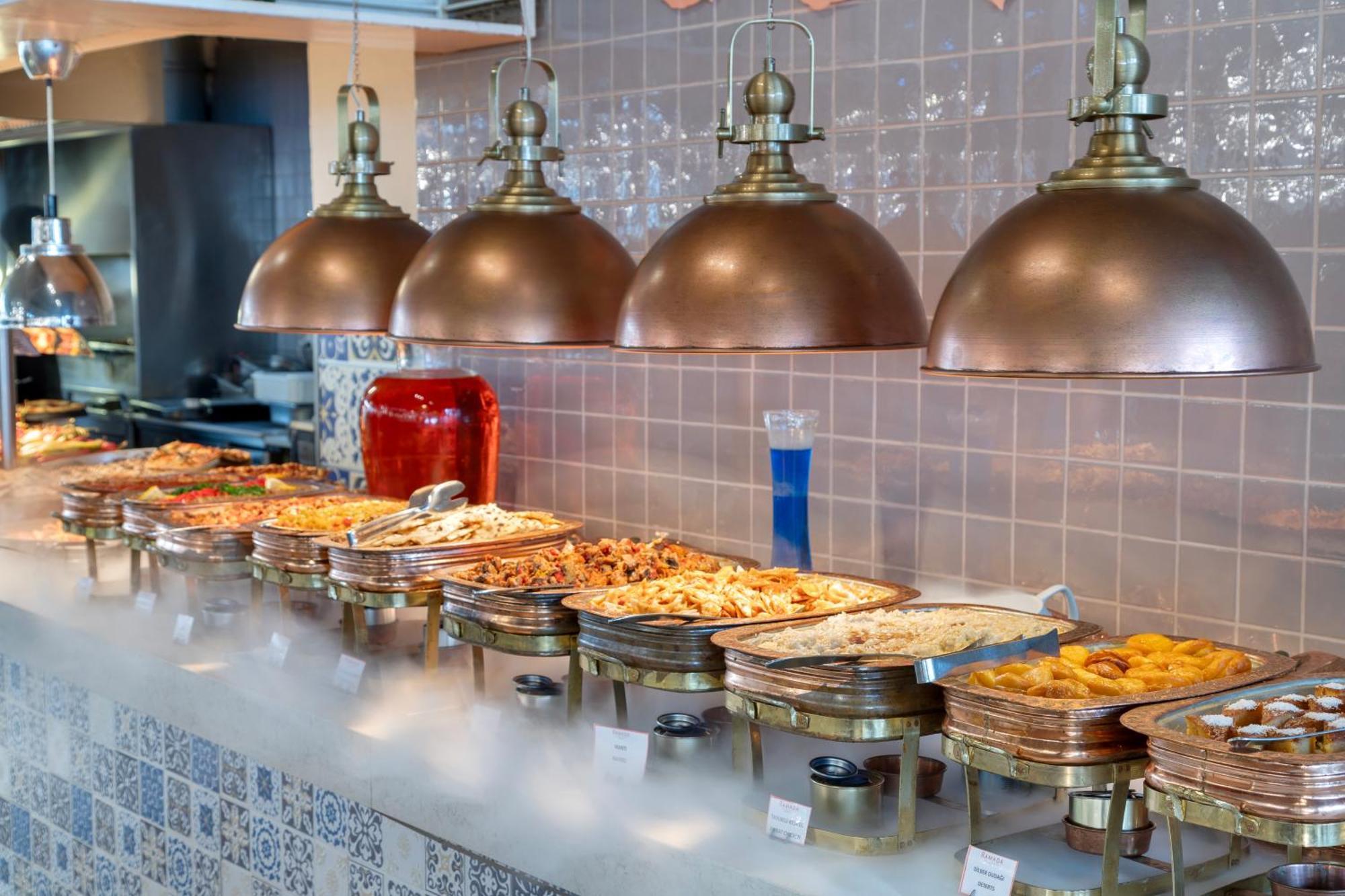 Ramada Plaza Antalya Hotel Luaran gambar A buffet at a restaurant