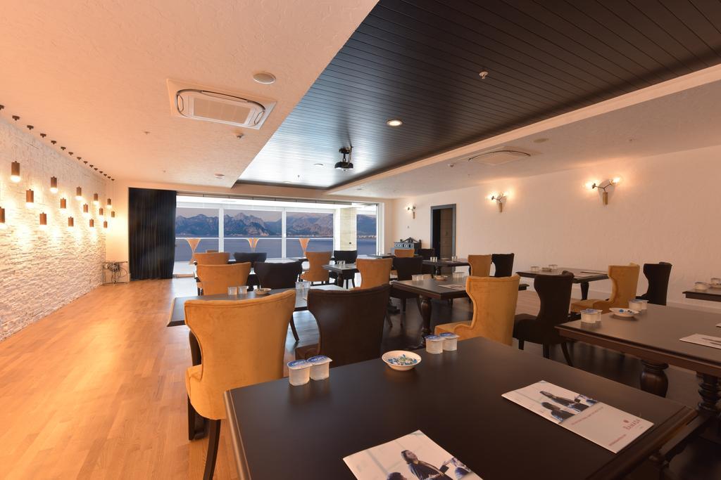 Ramada Plaza Antalya Hotel Luaran gambar The lounge at Chubu International Airport