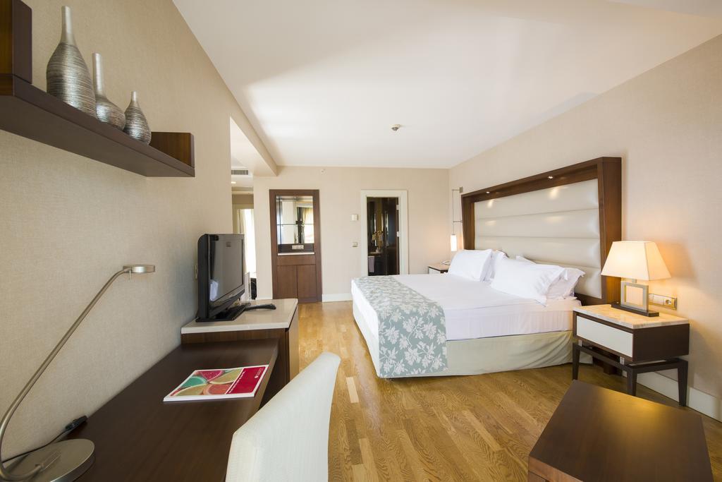 Ramada Plaza Antalya Hotel Luaran gambar A room at the hotel