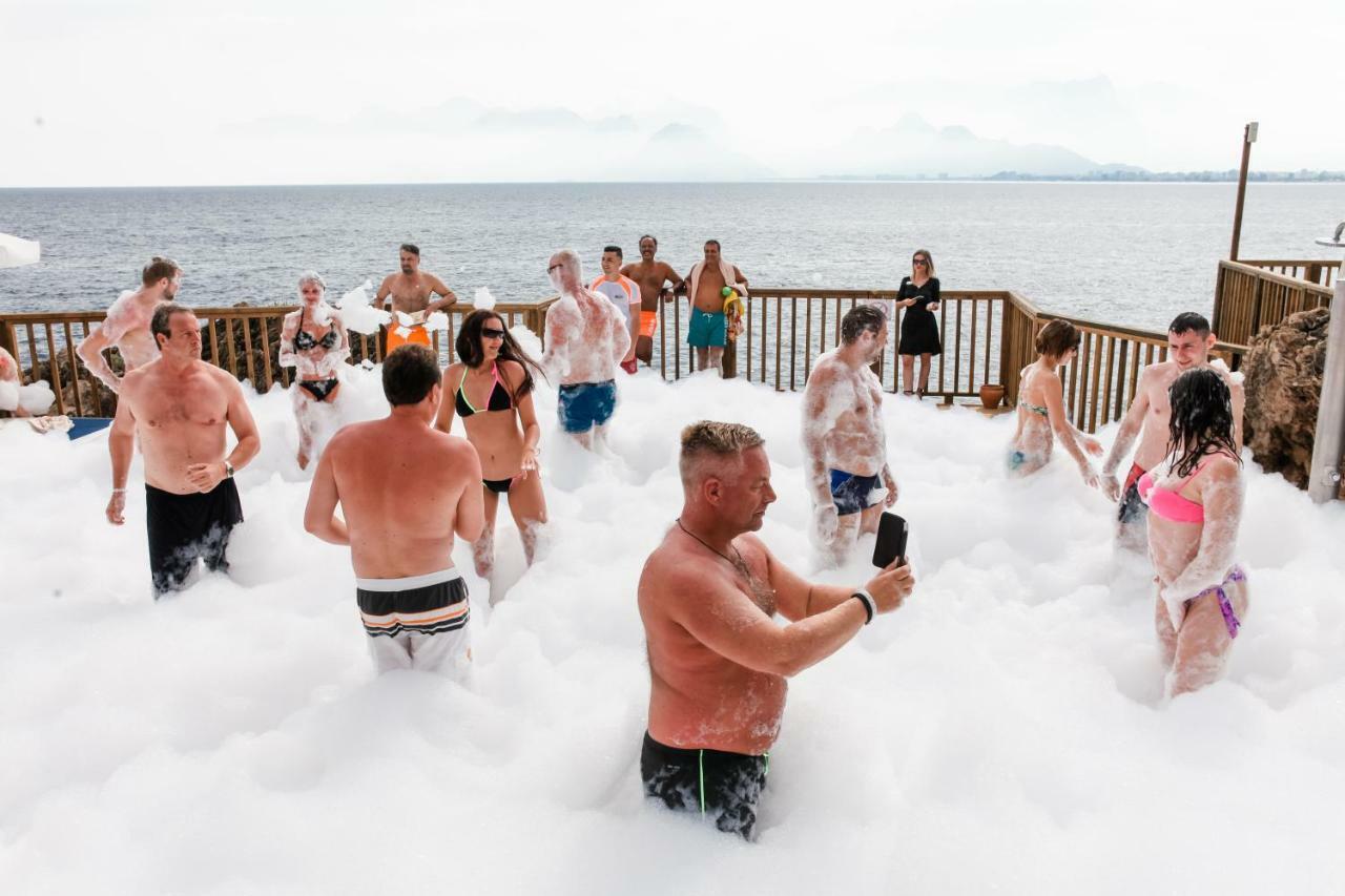 Ramada Plaza Antalya Hotel Luaran gambar Foam party