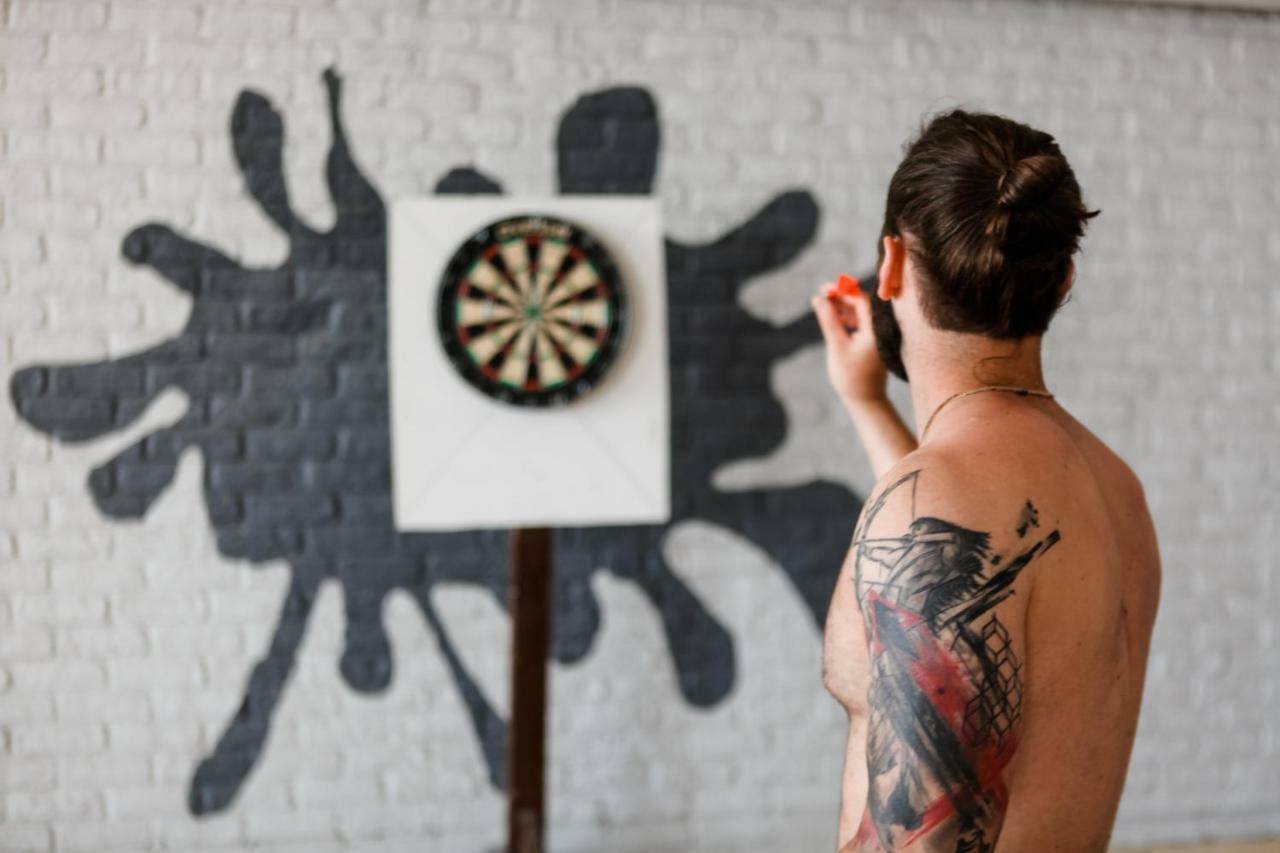 Ramada Plaza Antalya Hotel Luaran gambar A player throwing a dart